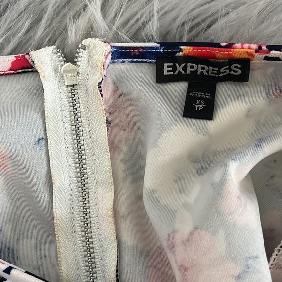 Bundle of Two Express Crop tops - Picture 6 of 6